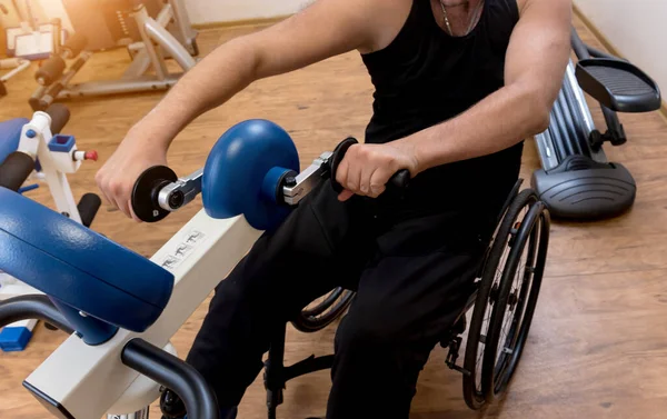 Behinderte trainieren in der Sporthalle. Rehabilitationszentrum — Stockfoto