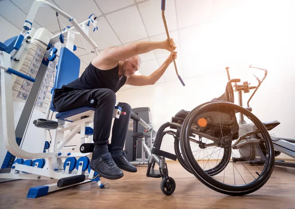 残疾人士与轮椅分开进行力量训练. — 图库照片