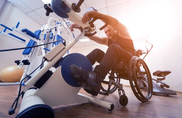 Disabled man training in the gym. Rehabilitation center — Stock Photo, Image