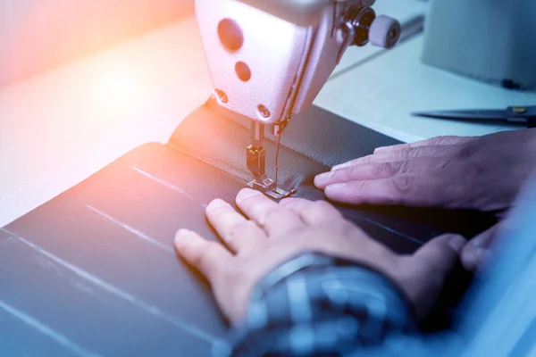 Designer alfaiate costurar tampas do assento. homem uso máquina de costura para o seu trabalho. — Fotografia de Stock