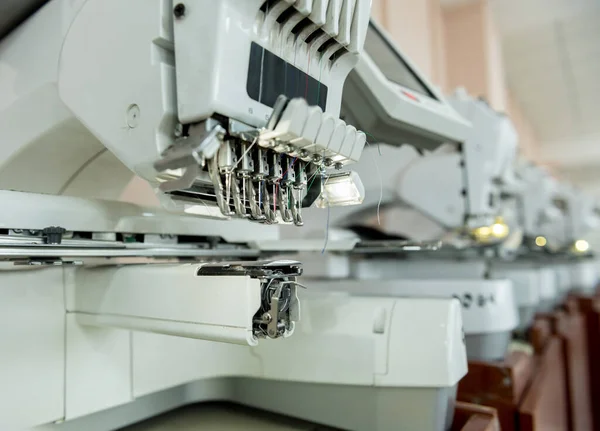 Línea de producción de la industria textil. Fábrica textil. Proceso de adaptación de trabajo — Foto de Stock