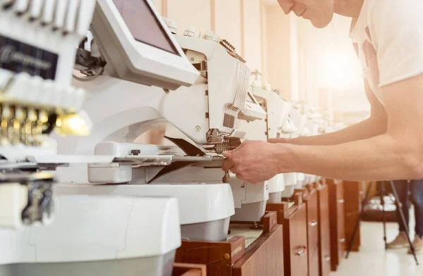 Línea de producción de la industria textil. Fábrica textil. Proceso de adaptación de trabajo — Foto de Stock