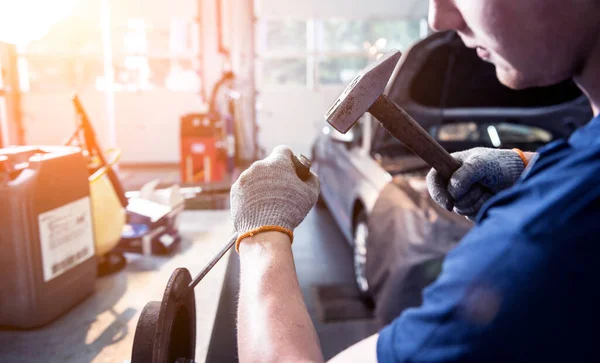 Mechanik samochodowy naprawia hamulce samochodowe na stacji paliw. Usługi naprawy samochodów — Zdjęcie stockowe