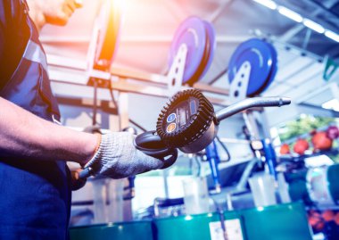 Araba tamircisi motor yağını değiştir. Araba tamiri. Servis İstasyonu