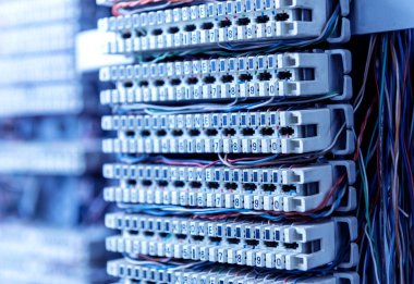 Sunucu odası. Düğmelere bağlı telefon kabloları.