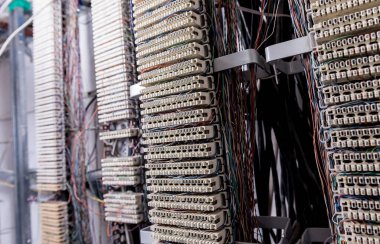Sunucu odası. Düğmelere bağlı telefon kabloları.