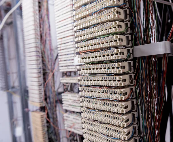 Sala de servidores. Cabos telefônicos conectados aos interruptores . — Fotografia de Stock