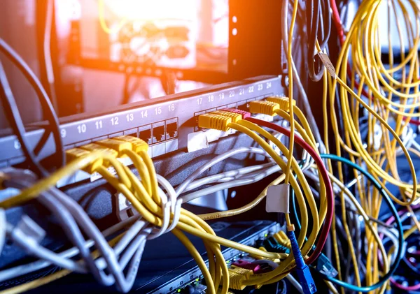 Sala de servidores con ordenadores para Internet. Cables de red conectados a interruptores . — Foto de Stock