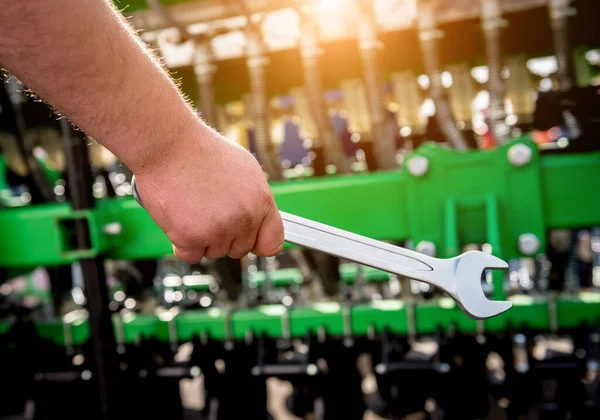 De mechanica reparatie combineren oogstmachine. Moderne landbouwmachines — Stockfoto