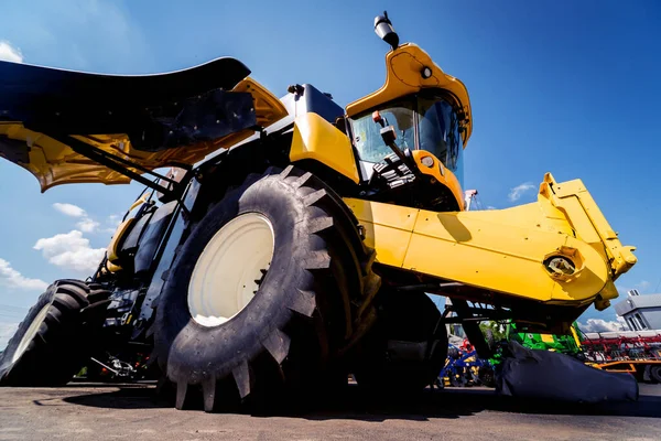 Modern agricultural machinery and equipment. Yellow agricultural harvester. — Stock Photo, Image