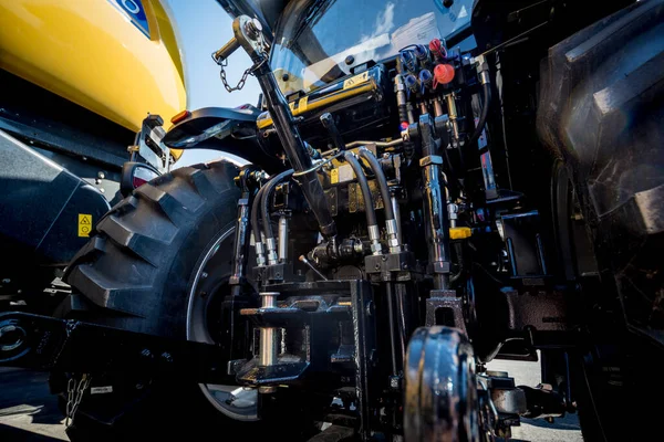 Rückansicht eines modernen landwirtschaftlichen Traktors. Industrielle Details. — Stockfoto