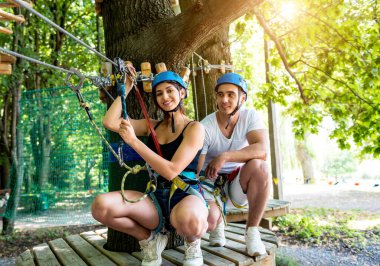 Genç çift macera parkında eğleniyor..