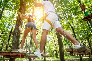 Genç çift macera parkında eğleniyor..