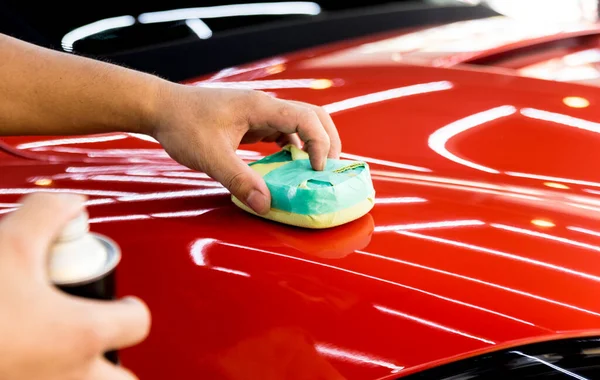 Trabalhador de serviço de carro aplicando revestimento nano em um detalhe do carro — Fotografia de Stock