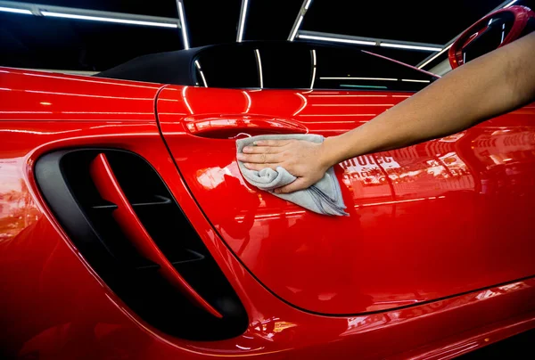 Trabajador de servicio de coche pulido coche con tela de microfibra. —  Fotos de Stock