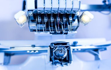 Kumaş endüstrisi üretim hattı. Tekstil fabrikası. Terzilik işlemi çalışıyor