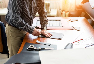 Tasarımcı koltuk kılıflarını diker. İnsan işi için makas kullanır..