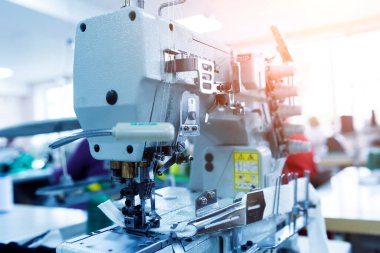 Kumaş endüstrisi üretim hattı. Tekstil fabrikası. Terzilik işlemi çalışıyor