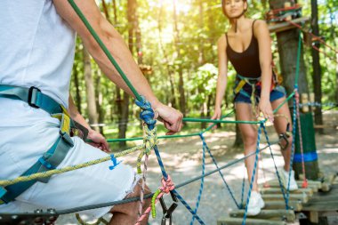 Genç çift macera parkında eğleniyor..