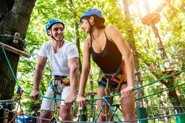 Genç çift macera parkında eğleniyor..
