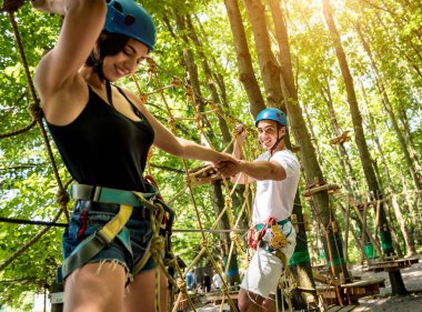 Genç çift macera parkında eğleniyor..