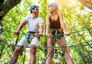 Genç çift macera parkında eğleniyor..