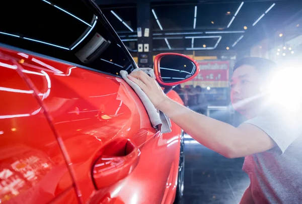 Trabajador de servicio de coche pulido coche con tela de microfibra. — Foto de Stock