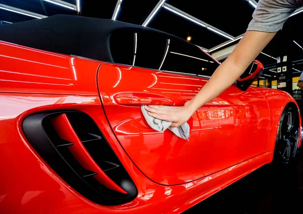 Servizio auto operaio lucidatura auto con panno in microfibra. — Foto Stock