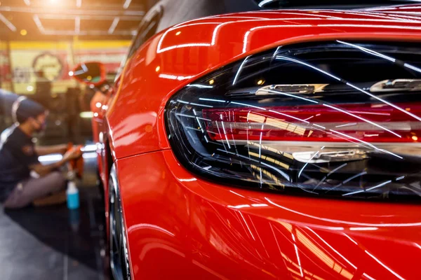 Trabajador de servicio de coche puliendo ruedas de coche con tela de microfibra. — Foto de Stock