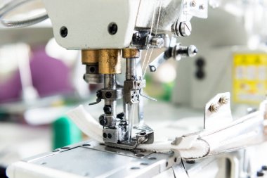 Kumaş endüstrisi üretim hattı. Tekstil fabrikası. Terzilik işlemi çalışıyor