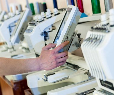 Kumaş endüstrisi üretim hattı. Tekstil fabrikası. Terzilik işlemi çalışıyor