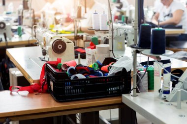 Kumaş endüstrisi üretim hattı. Tekstil fabrikası. Terzilik işlemi çalışıyor