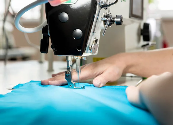 Designer costurar o vestido. Mulher usar máquina de costura para o seu trabalho. — Fotografia de Stock