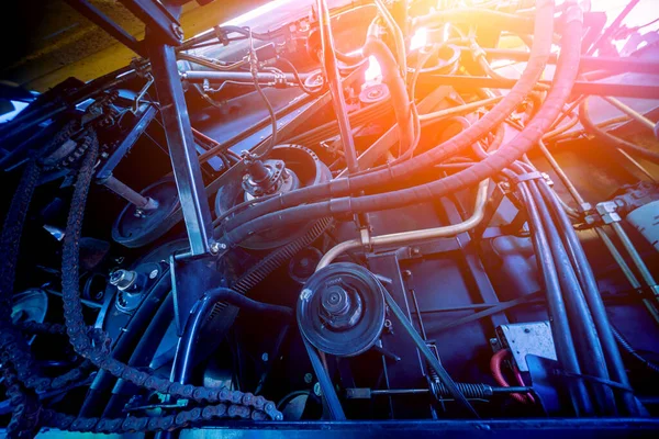 Motor de colheitadeira. Cadeias de engrenagens e novos mecanismos modernos . — Fotografia de Stock