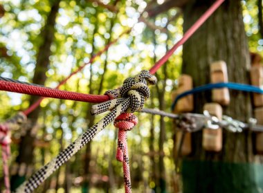 Ormandaki halat parkının ayrıntıları. Macera Yaz Parkı.
