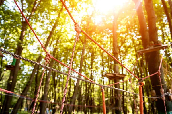 Detail eines Seilparks im Wald. Abenteuer Sommerpark. — Stockfoto