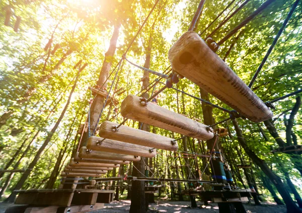 Parque de cuerdas en un bosque. Aventura parque de verano . — Foto de Stock