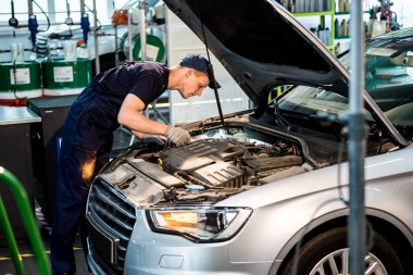 Benzin istasyonunda araba tamircisi var. Araba tamiri