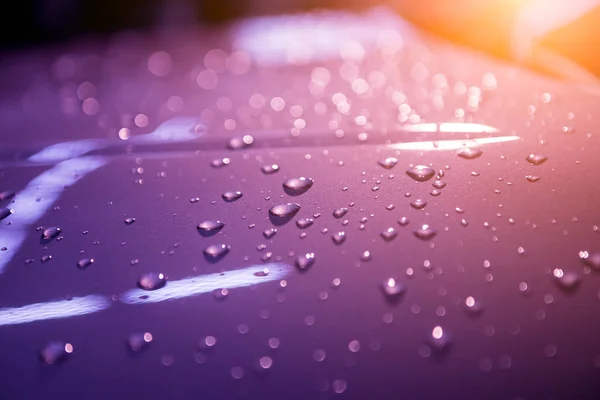 Gotas de agua sobre fondo violeta. Detalles del coche — Foto de Stock
