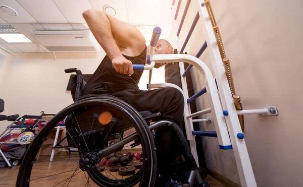 Spor salonunda engelli adam eğitimi. Rehabilitasyon Merkezi — Stok fotoğraf