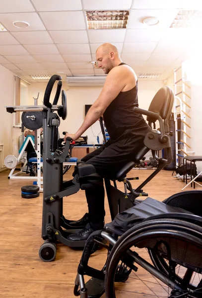 Spor salonunda engelli adam eğitimi. Rehabilitasyon Merkezi — Stok fotoğraf