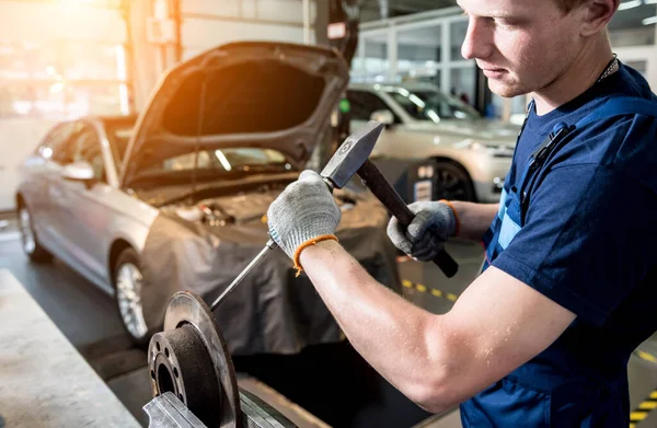 Automechaniker reparieren Bremsen an Tankstellen. Autoreparatur — Stockfoto