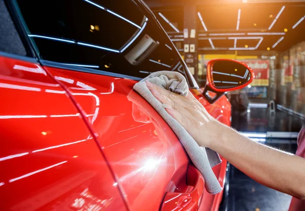 Trabajador de servicio de coche pulido coche con tela de microfibra. —  Fotos de Stock