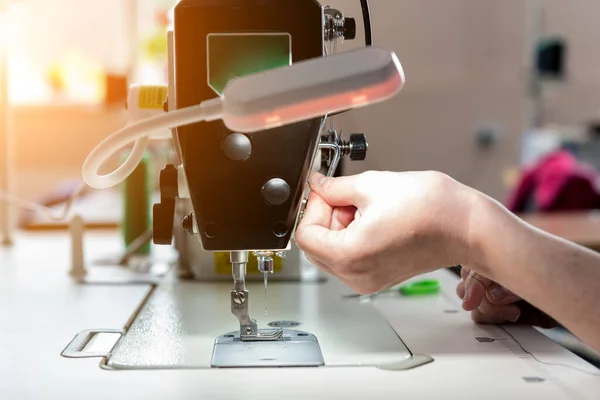 Designer costurar o vestido. Mulher usar máquina de costura para o seu trabalho. — Fotografia de Stock