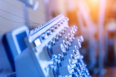 Kumaş endüstrisi üretim hattı. Tekstil fabrikası. Terzilik işlemi çalışıyor