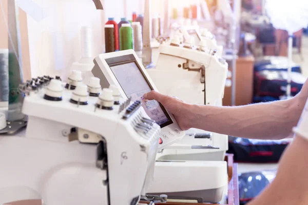 Línea de producción de la industria textil. Fábrica textil. Proceso de adaptación de trabajo — Foto de Stock