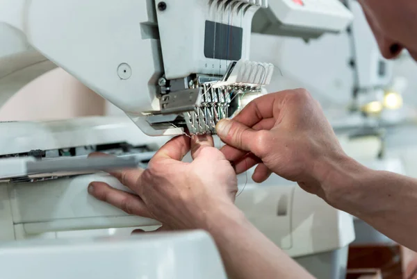 Linea di produzione dell'industria tessile. Fabbrica tessile. Lavorare processo sartoriale — Foto Stock