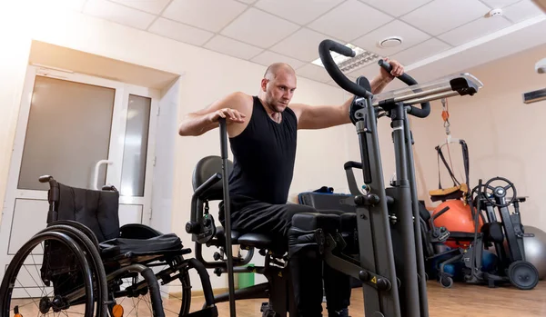 Hombre discapacitado entrenando en el gimnasio. Centro de rehabilitación — Foto de Stock