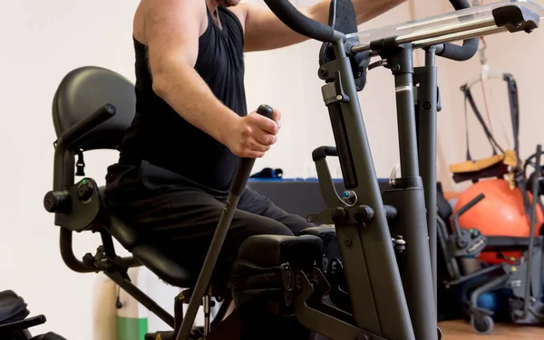 Behinderte trainieren in der Sporthalle. Rehabilitationszentrum — Stockfoto