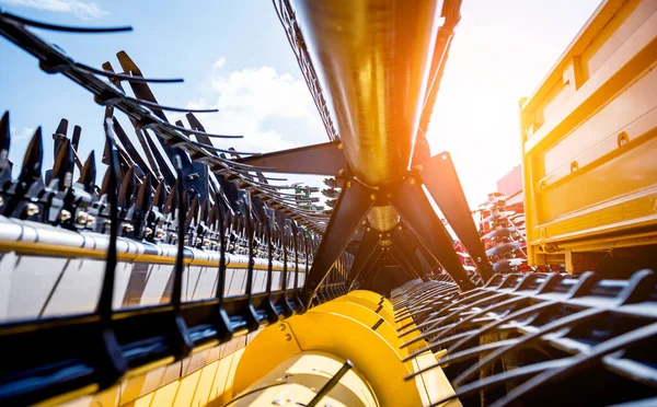 Moderne landwirtschaftliche Maschinen und Geräte. Mähdrescher. — Stockfoto